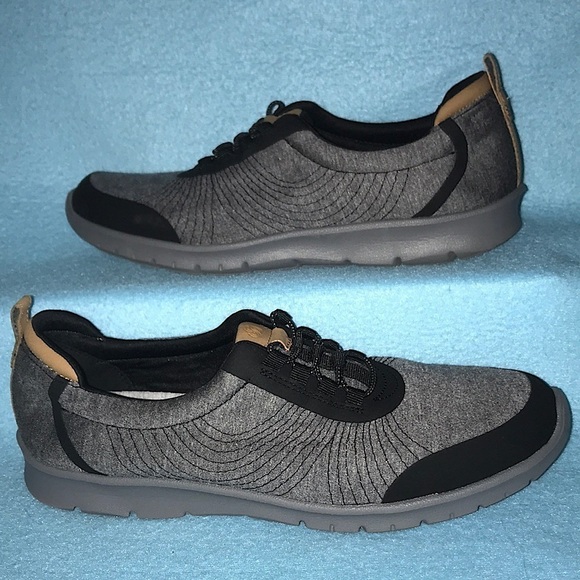 𝅺CLOUDSTEPPERS by Clarks gray black slip ons ultra lightweight NEW size 9 1/2 M - Picture 1 of 6